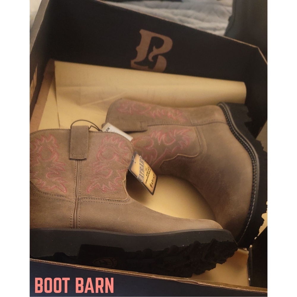 Brand new pair of Boots👢